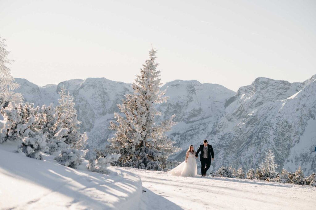 Hochzeitsfotos im Schnee am Berg