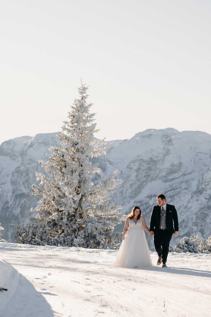 Hochzeitsfotos im Schnee am Berg