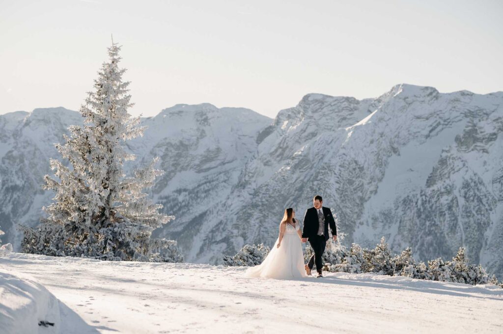 Hochzeitsfotos im Schnee am Berg