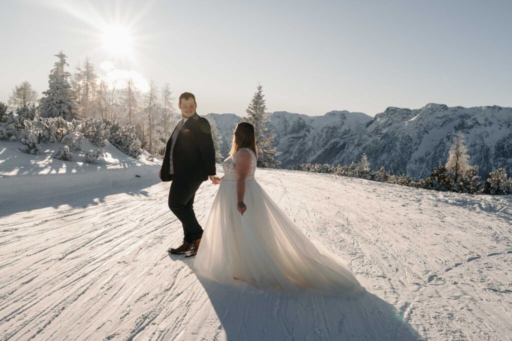 Hochzeitsfotos im Schnee am Berg
