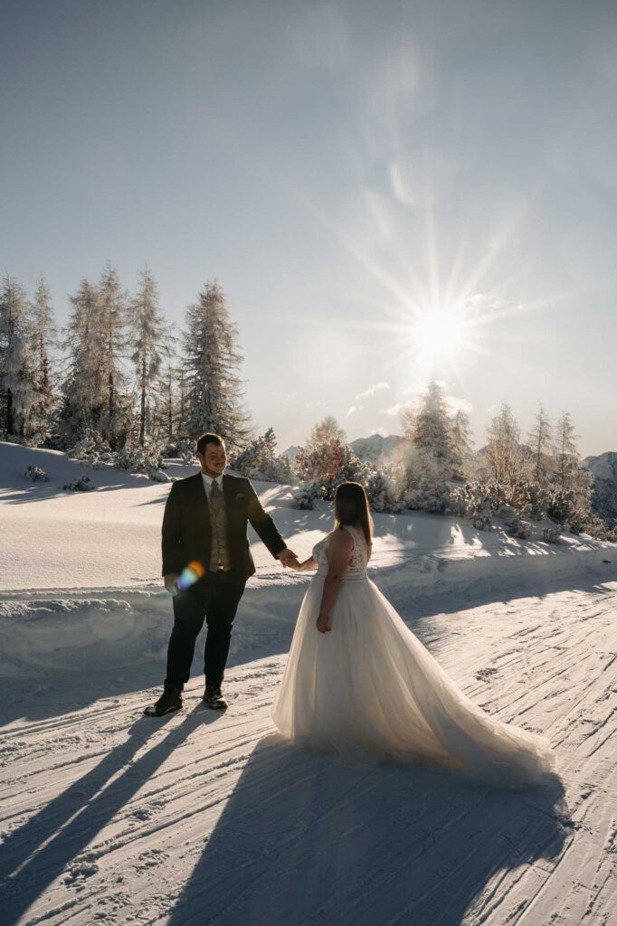 Hochzeitsfotos im Schnee am Berg