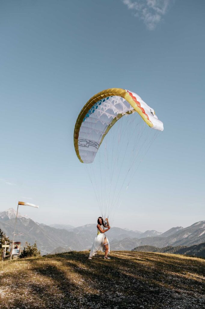 Paragleiten im Hochzeitsoutfit