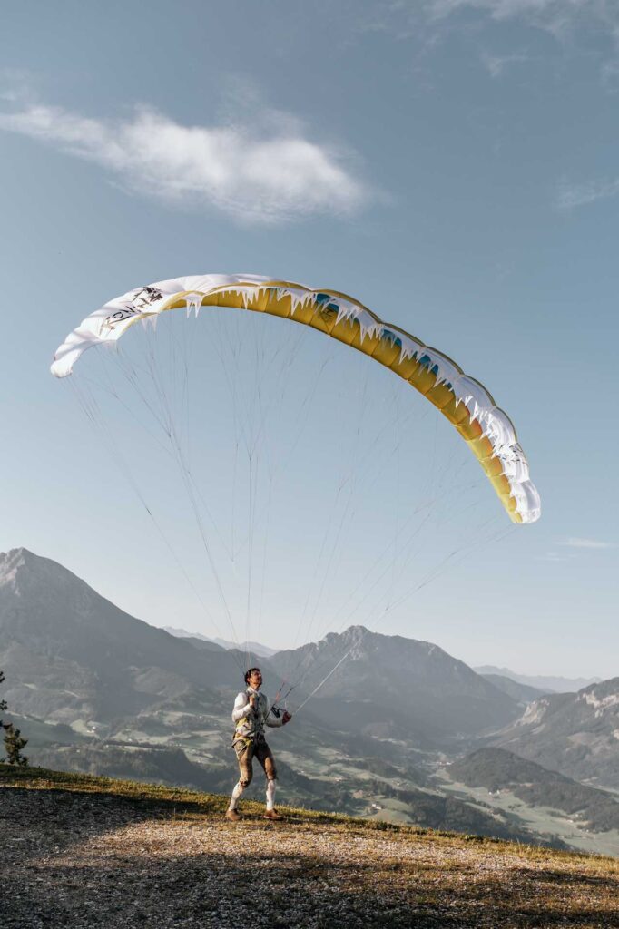 Paragleiten im Hochzeitsoutfit