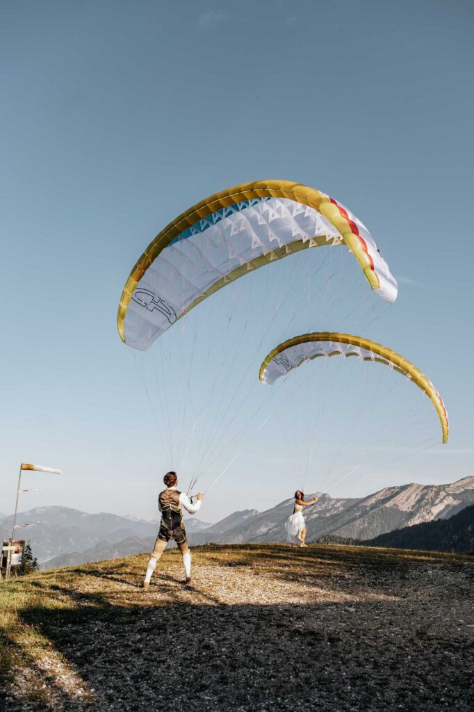 Paragleiten im Hochzeitsoutfit