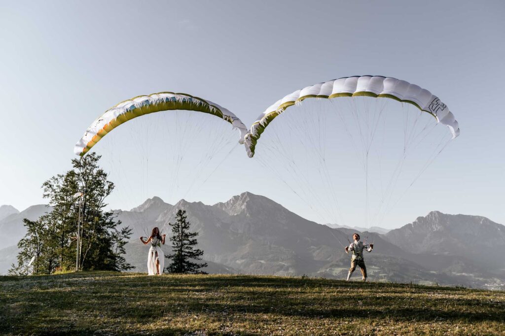 Paragleiten im Hochzeitsoutfit