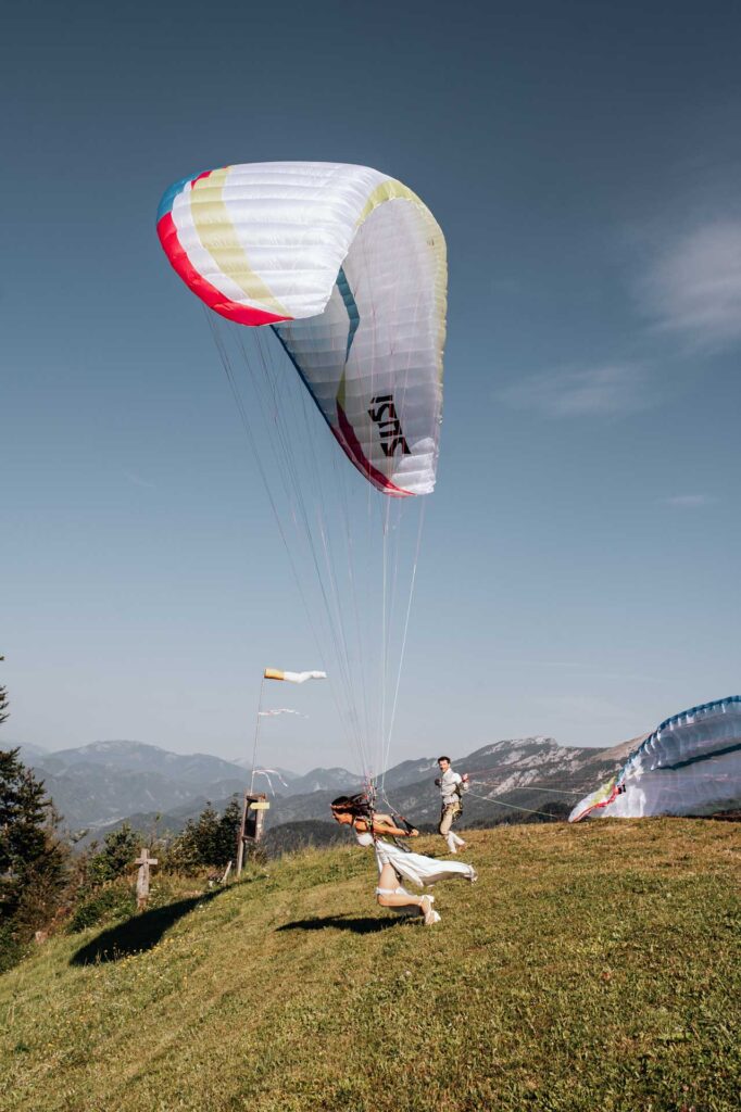 Paragleiten im Hochzeitskleid