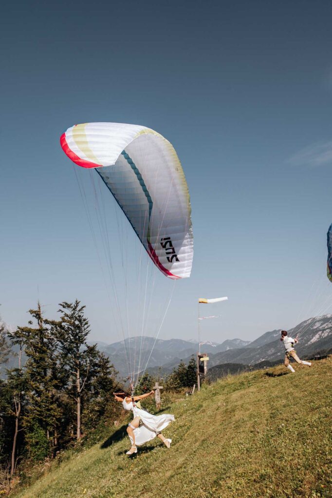 Paragleiten im Hochzeitskleid