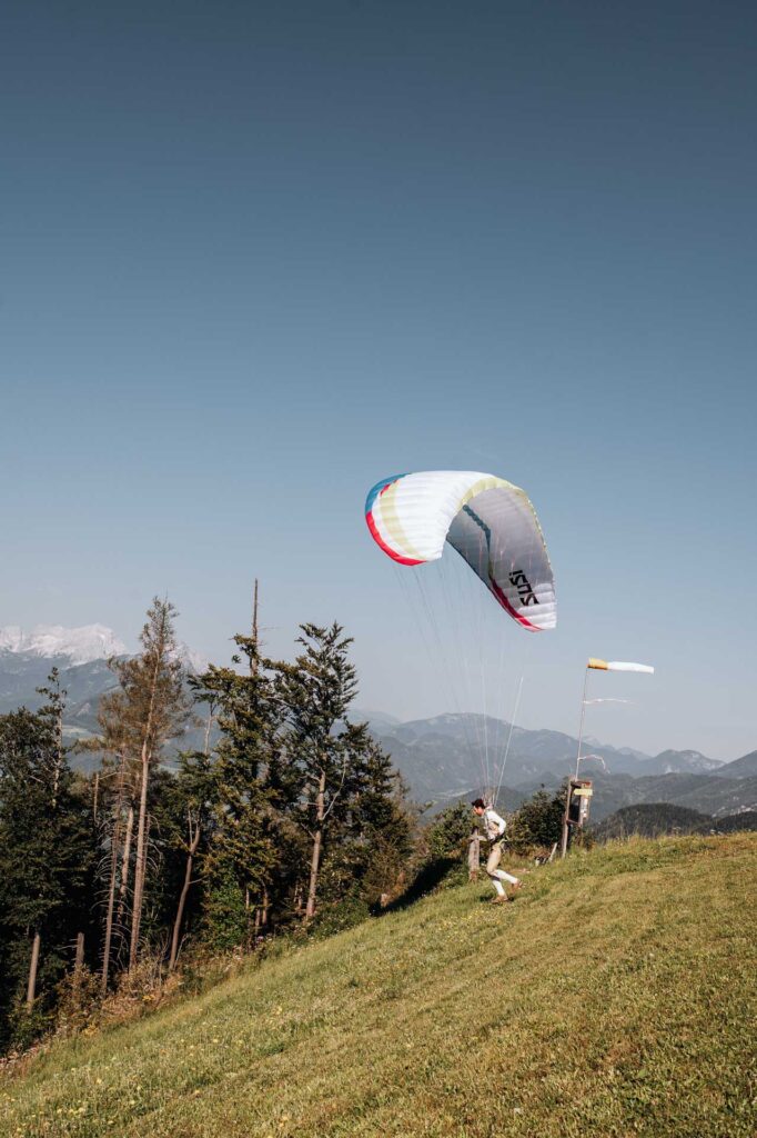 Paragleiten im Hochzeitskleid