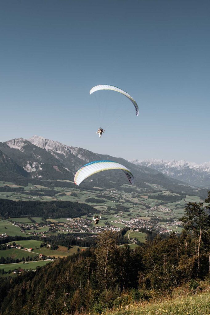 Paragleiten im Hochzeitskleid