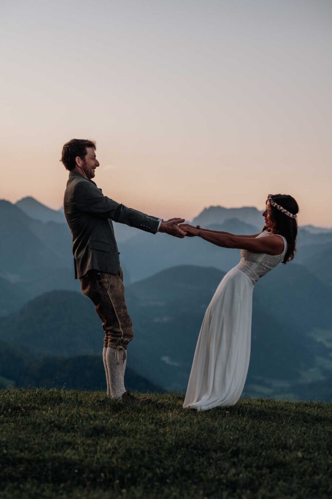 Paragleiten im Brautkleid und Lederhose