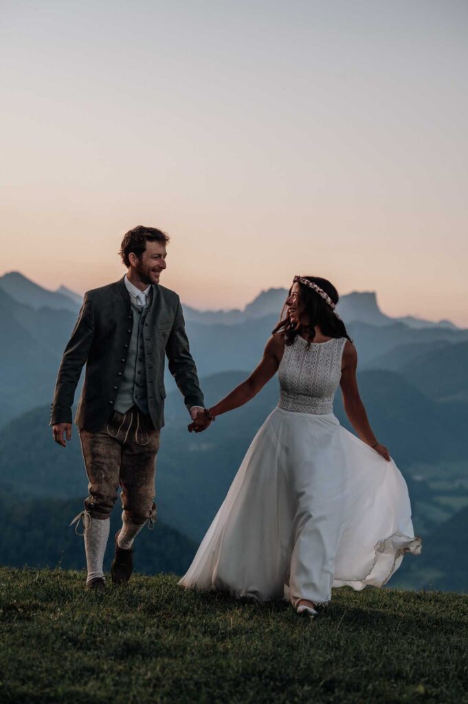 Paragleiten im Brautkleid und Lederhose