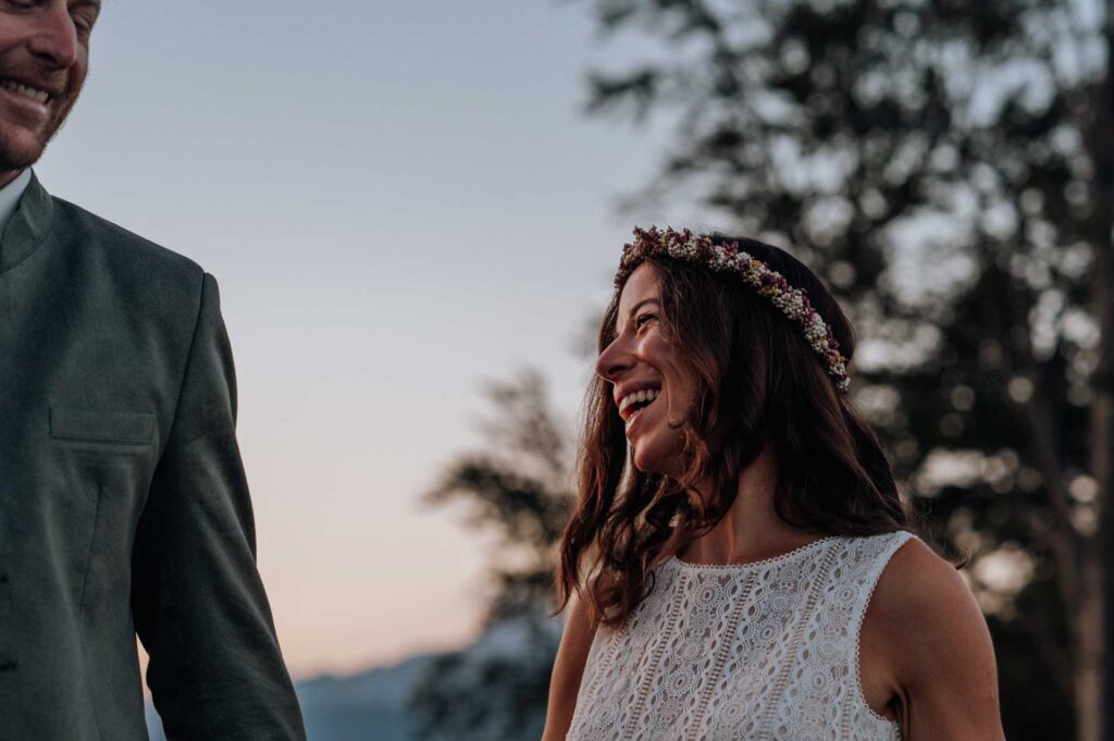 Paragleiten im Brautkleid und Lederhose