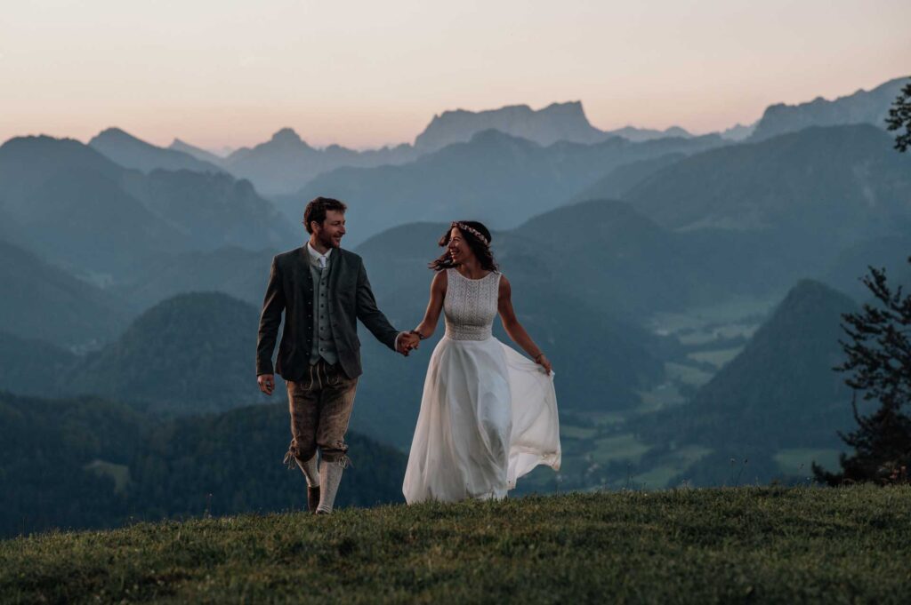 Paragleiten im Brautkleid und Lederhose