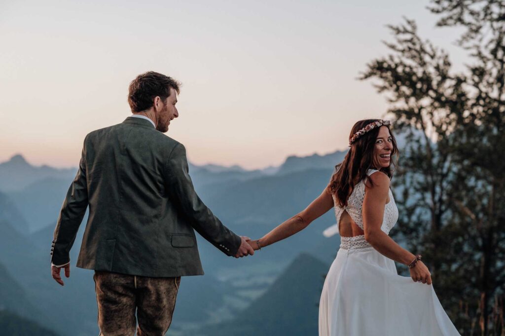 Paragleiten im Brautkleid und Lederhose