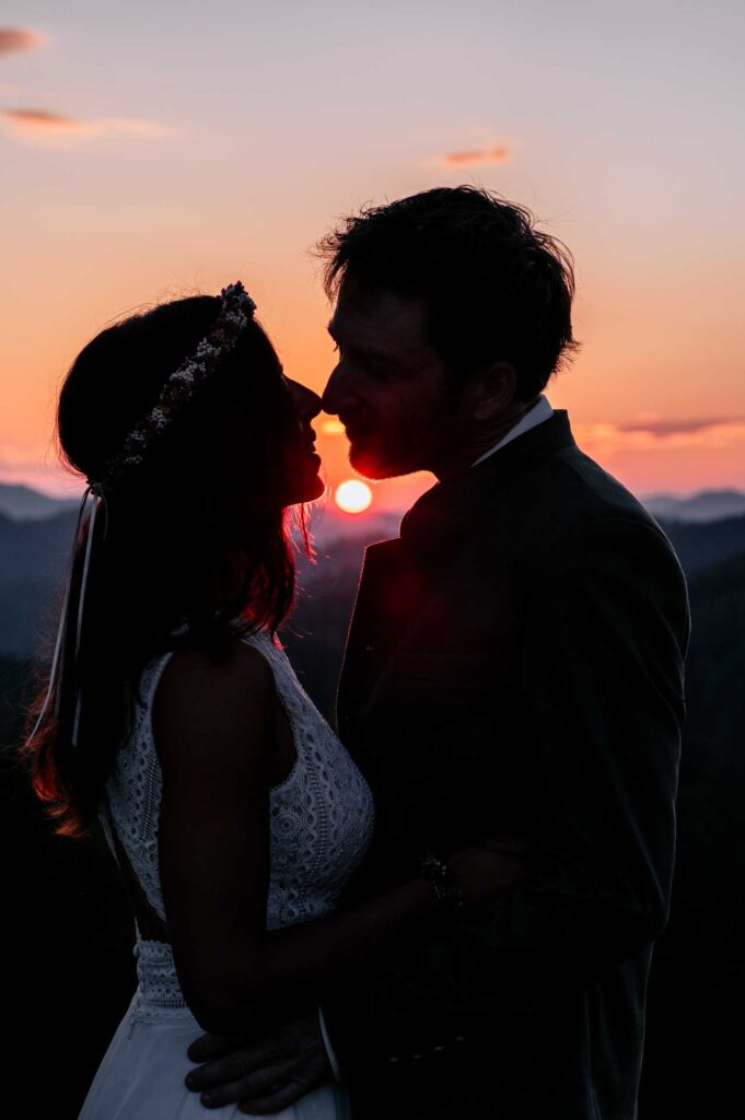 Paragleiten im Hochzeitskleid und Lederhose