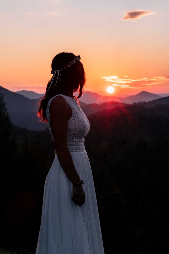 Paragleiten im Hochzeitskleid und Lederhose