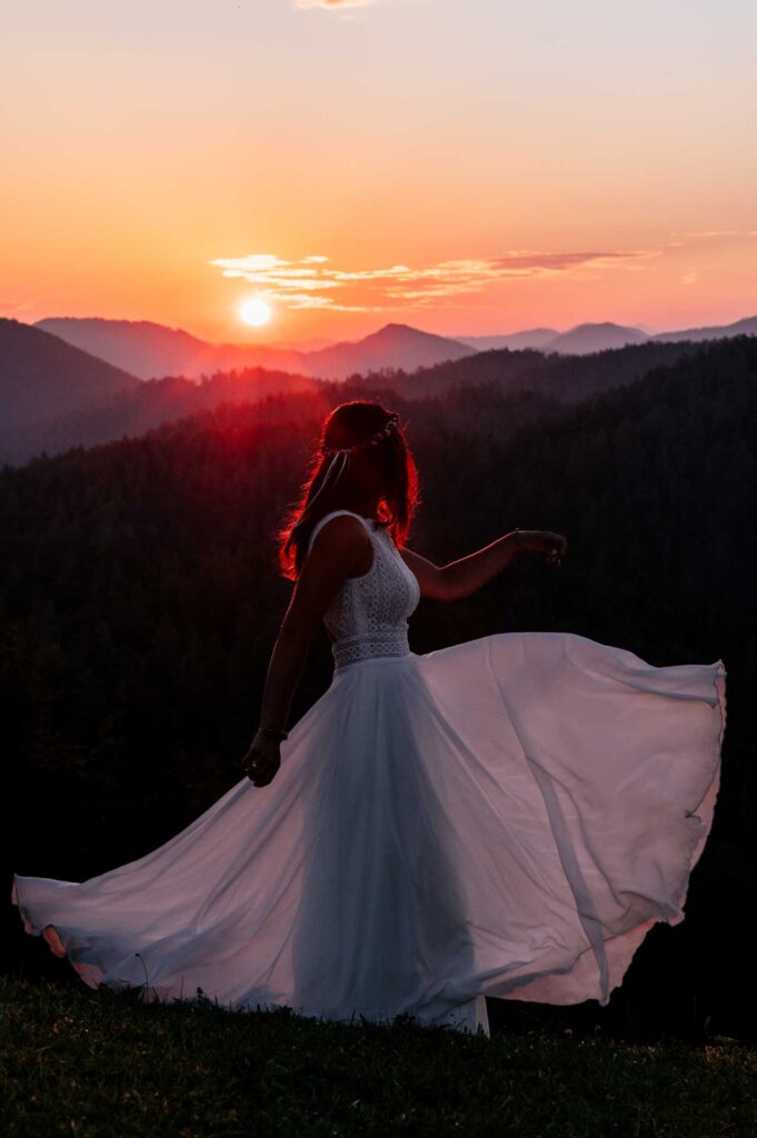 Paragleiten im Hochzeitskleid und Lederhose