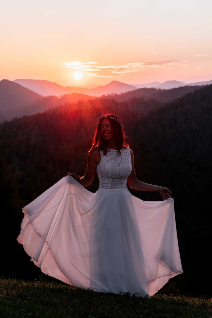 Paragleiten im Hochzeitskleid und Lederhose