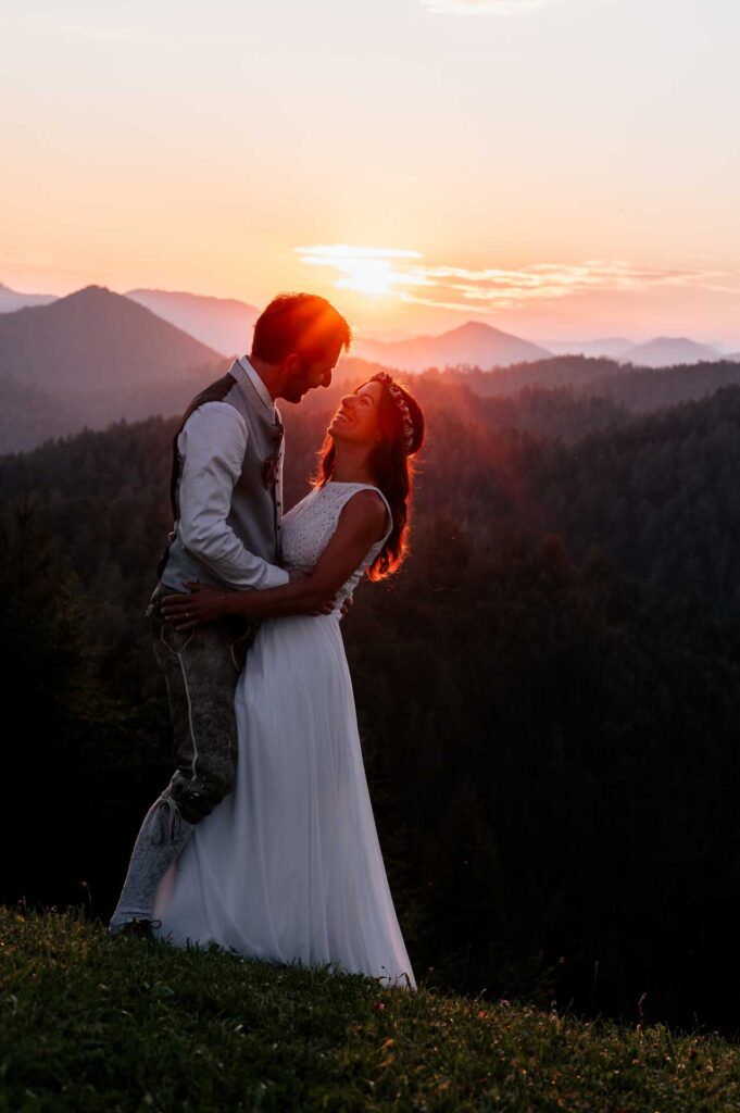 Paragleiten im Hochzeitskleid und Lederhose