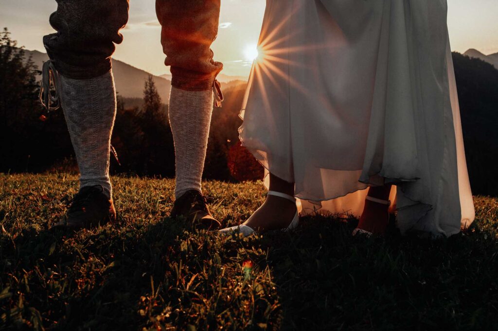 Paragleiten im Hochzeitskleid und Lederhose