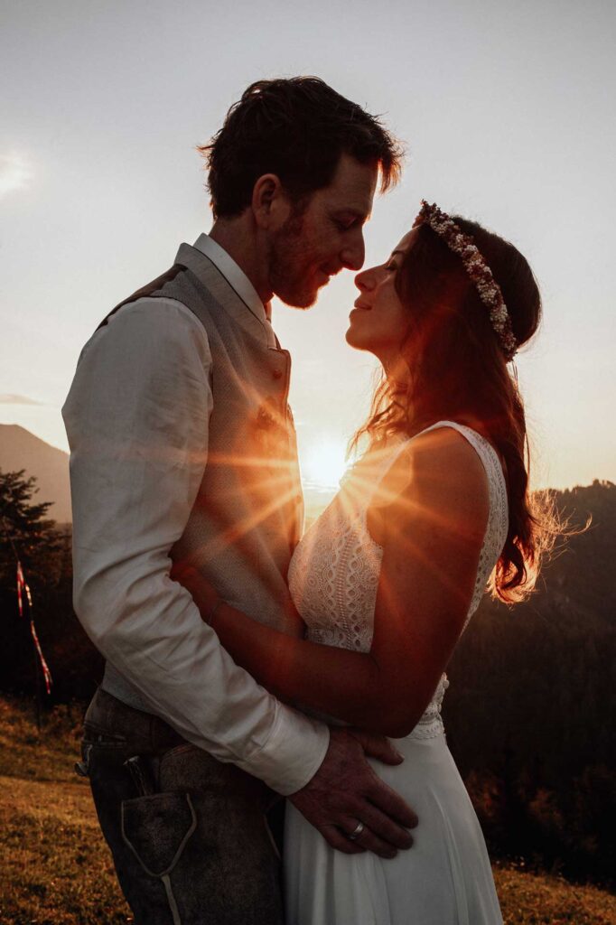 Paragleiten im Hochzeitskleid und Lederhose