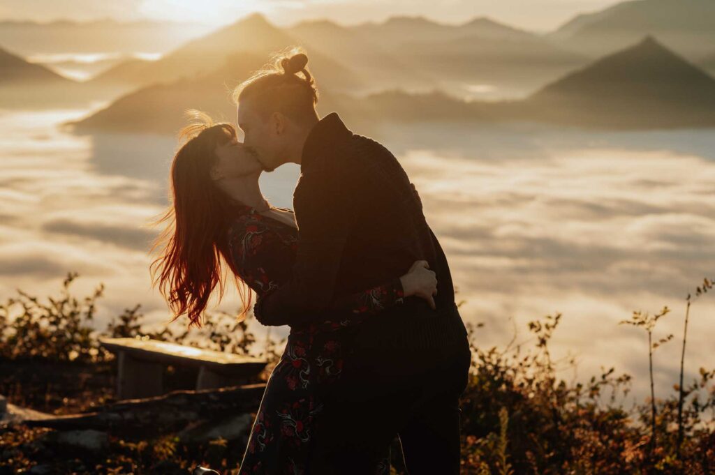 Pärchenfotos am Berg in Österreich