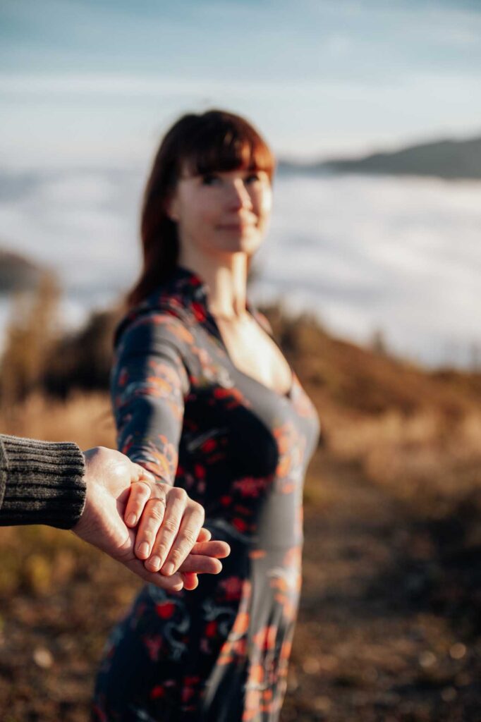 Verlobungsfotos am Berg in Österreich