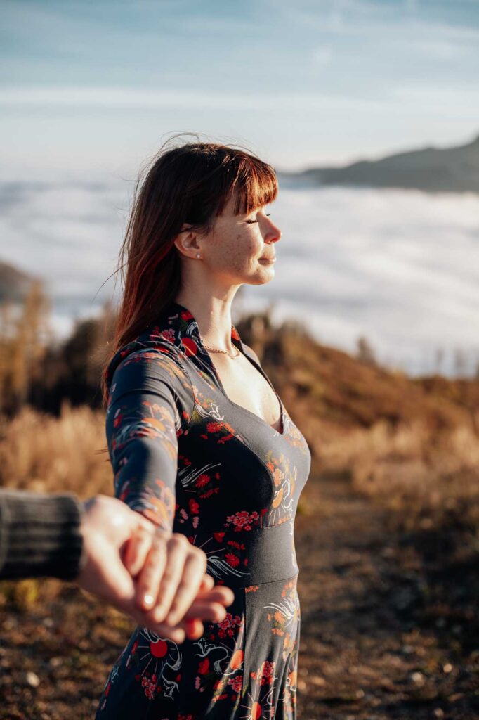 Verlobungsfotos am Berg in Österreich