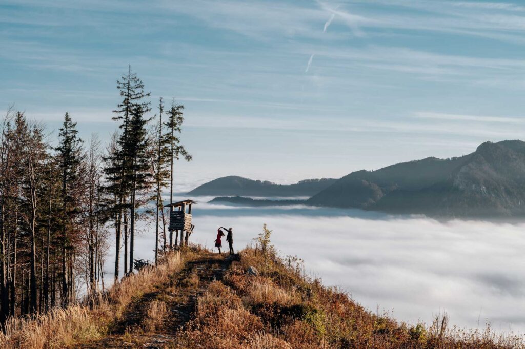 Verlobungsfotos am Berg in Österreich