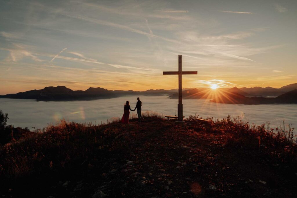 Verlobungsfotos am Berg in Österreich