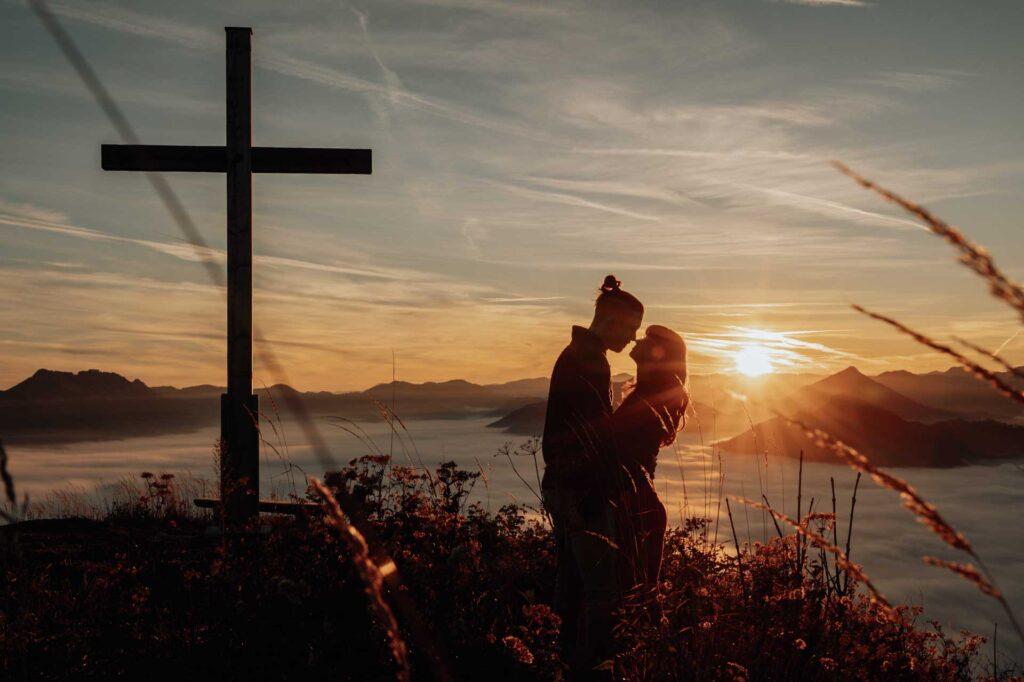 Paarfotos am Berg in Österreich